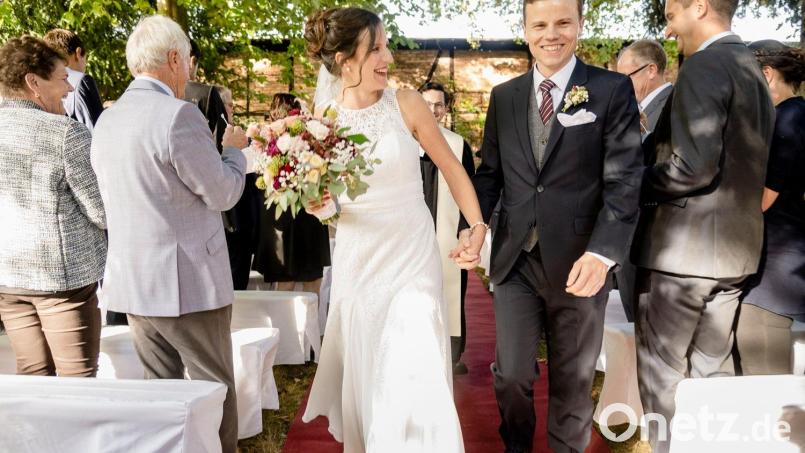 Nicht nur wegen des Kaiserwetters hatten Christina und Micha Hirschinger bei ihrer Hochzeit beste Laune. Bild: Thomas Hierl