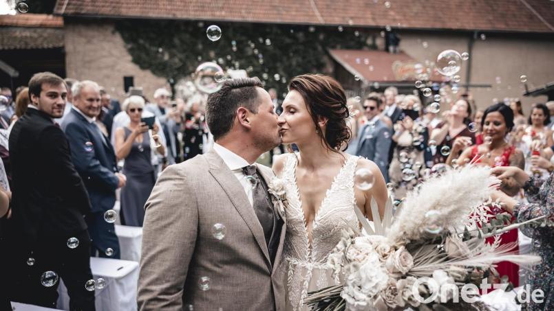 Bastian Uhlig und Katharina Kloiber feierten ihre Hochzeit auf Schloss Guteneck. Bild: Patrick Artmann/exb