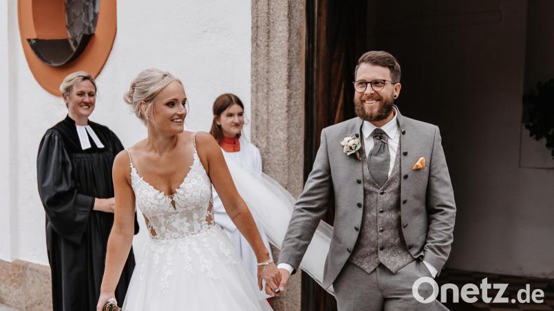 Beim Verlassen der Kappl strahlen Carina und Florian Zimmert vor Glück. Hinten links die evangelische Pfarrerin Dr. Stefanie Schön. Bild: Julian Bächer Photography/exb