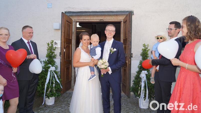 Die Mutter-Kind-Gruppe steht mit roten und weißen Luftballonherzen am Kirchenportal Spalier, als Alexander und Christina, mit ihrem 18 Monate alten Spross Elias auf dem Arm, nach der Trauung das Gotteshaus verlässt. Bild: du