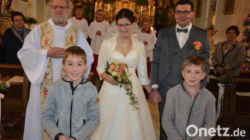 Melanie Sturm und Gerold Hoschopf heirateten am Samstag in der Pfarrkirche St. Laurentius in Konnersreuth. Links im Bild Pfarrseelsorger Pater Benedikt Leitmayr, vorne die beiden Brautkinder Lorenz (links) und Anton, die Neffen des Bräutigams. Bild: jr