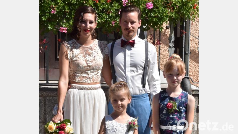 Stefanie Hirnert und Thomas Drephal heirateten im Rathaus in Irchenrieth. Die Brautmädchen Leoni und Selina waren dabei. Bild: privat/Härtl