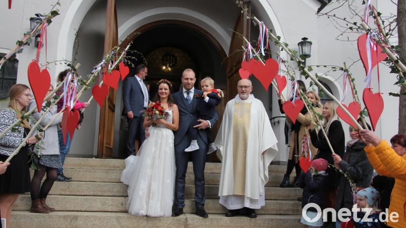 Das frisch getraute Ehepaar Alexandra und Patrick Riedl verlassen mit ihrem Sohn Bastian die Bärnauer Pfarrkirche St. Nikolaus. Die Mitarbeiterinnen des Tirschenreuther Test- und Impfzentrums empfingen das Brautpaar. Bild: kro