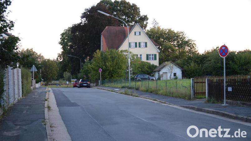 Auf der Westseite der Bayreuther Straße wird eine Kurzzeitparkzone hauptsächlich für Patienten der Zahnarztpraxis eingerichtet. Das Versetzen des Halteverbotsschildes ist nicht möglich. Bild: ak
