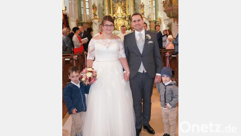 Claudia und Markus Fichtl nach der Trauung beim Auszug aus der Wallfahrtskirche Mariä Heimsuchung. Bild: fvo