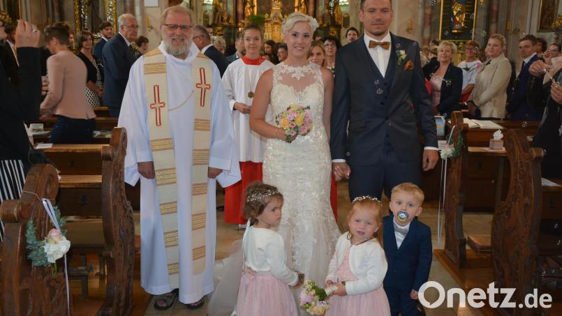 Kirchlich geheiratet haben am Samstag Tanja Weiß und Andreas Gradl in der Konnersreuther Pfarrkirche. Getraut wurden die beiden von Pfarrseelsorger Pater Benedikt Leitmayr (links). Bild: jr