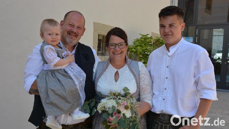 Carina Rosner und Alexander Biering gaben sich im Schafferhof in Konnersreuth das Jawort. Darüber freuten sich auch die gemeinsame Tochter Emma und Carina Rosners Sohn Luka. Bild: jr