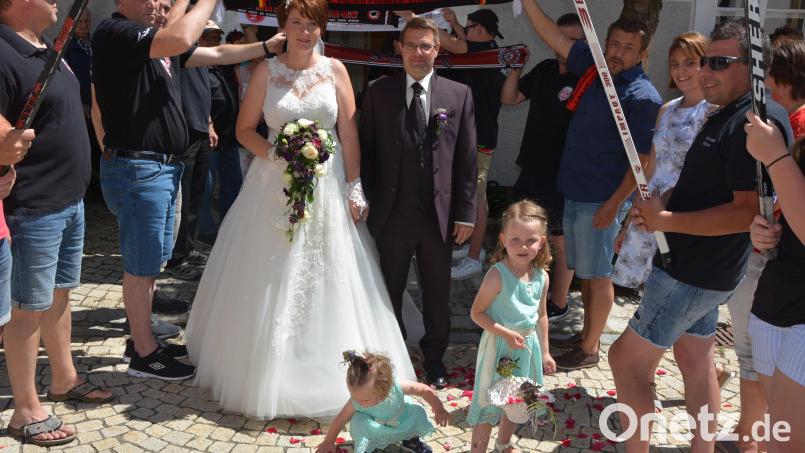 Getraut wurden am Samstagnachmittag im Historischen Rathaus Anja Linde und Matthias Degner. Unser Bild zeigt die frisch Vermählten beim Verlassen des Rathauses, eingehüllt von einem großen Ehrenspalier. Mit dabei die Brautmädchen Pia und Eva. Bild: jr