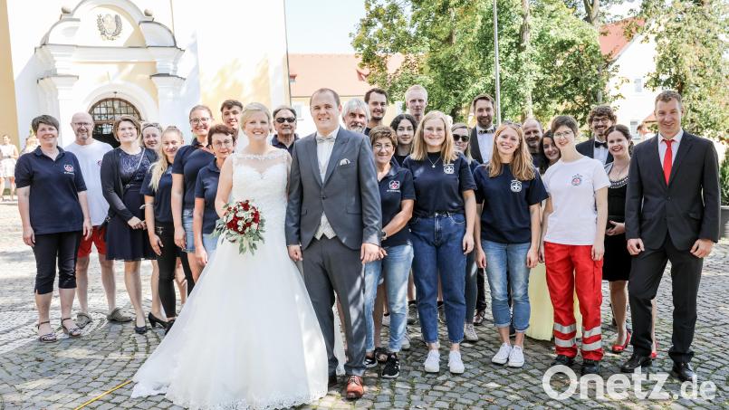 Die Wasserwacht gratulierte zur Hochzeit Bild: Stefan Vetter/exb