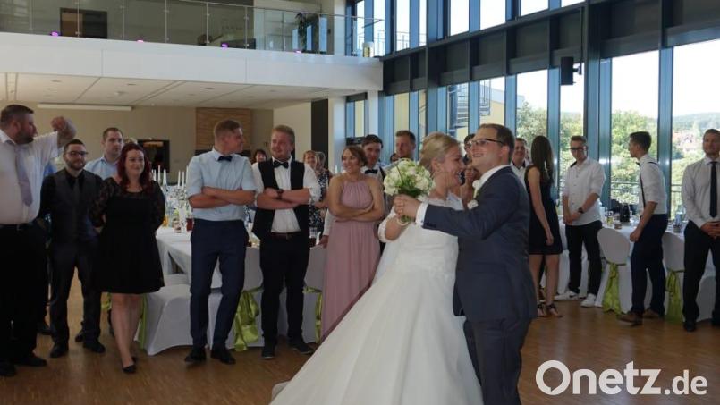 „Ganz in Weiß mit einem Blumenstrauß“ ist immer noch „in“, wie bei dieser Hochzeit in der Stadthalle Erbendorf zu sehen ist. Viele andere Dinge haben sich geändert. Bild: Marina Volkmer/exb