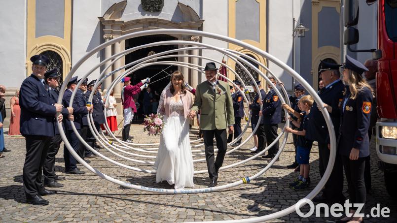 Nach der Trauung in der Basilika durch Stadtpfarrer Dr. Thomas Vogl durften Sabrina und Felix Haberkorn ein langes Ehrenspalier durchschreiten, das die Abordnung der &quot;Frankonia&quot; und die Feuerwehren Kondrau und Waldsassen bildeten. Bild: Simon Nickl/exb