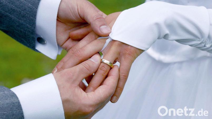 Der Ringtausch ist einer der emotionalsten Momente bei einer Trauung. Bild: Andreas Lander/dpa