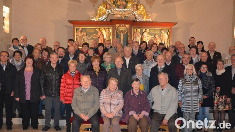 Pfarrer Anton Witt (hinten rechts) hatte Ehejubilare aus den Pfarreien Mitterteich, Steinmühle und Leonberg zu einem Festgottesdienst in die Kirche St. Jakob eingeladen. Für jedes Paar gab es eine Kerze als Präsent. Horst und Rosemarie Mehlhase sowie Marianne und Johann Eiglmeier (vorne, von links) sind schon seit 60 Jahren verheiratet. Bild: jr