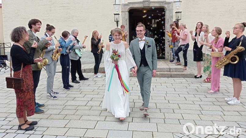 Marie Hofmann und Theo Nirsberger freuten sich nach der Trauung über das Ehrenspalier der Musiker-Freunde. Bild: fpoz