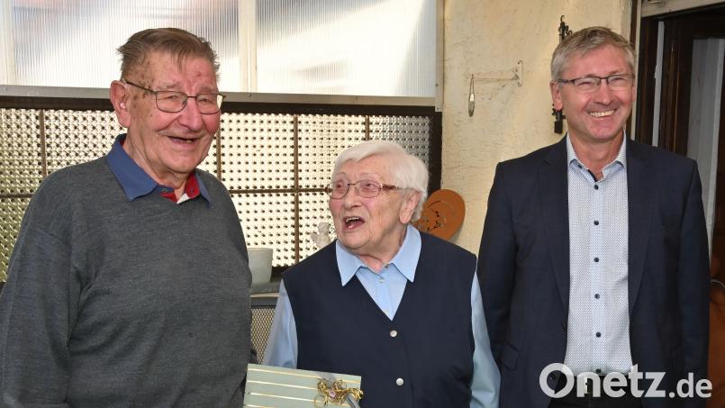 Zur Gnadenhochzeit gratulierte Bürgermeister Franz Badura (rechts) den Eheleute Barbara und Karl Heindl. Bild: gf