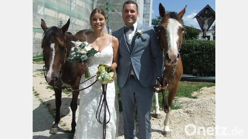 Die Braut Kristin Nerl ist seit ihrer Kindheit Pferdefreundin. Freunde des Brautpaars brachten völlig überraschend ihre beiden Pferde namens Candeebar und Teasy mit vor die Kirche. Darüber freute sich natürlich auch der Bräutigam Stefan Mehrl. Bild: gm
