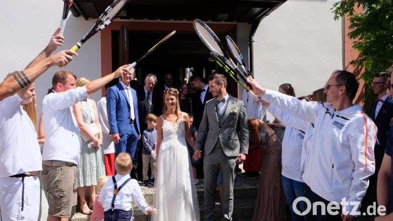 Die Tennisfreunde Oberbibrach und Fußballer des FC Vorbach standen nach der kirchlichen Trauung des Brautpaares Anna Meier und Patrick Götz vor St. Anna Spalier. Bild: do