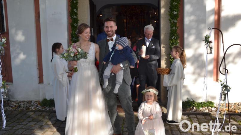 Susanne Sturm und Uli Scheuerer haben in der Wieskirche geheiratet. Der kleine Ludwig gratulierte seinen Eltern mit einem Lächeln. Das Brautmädchen, die zweijährige Annilie Götz, streute Rosenblätter für Tante und Onkel. Bild: gi