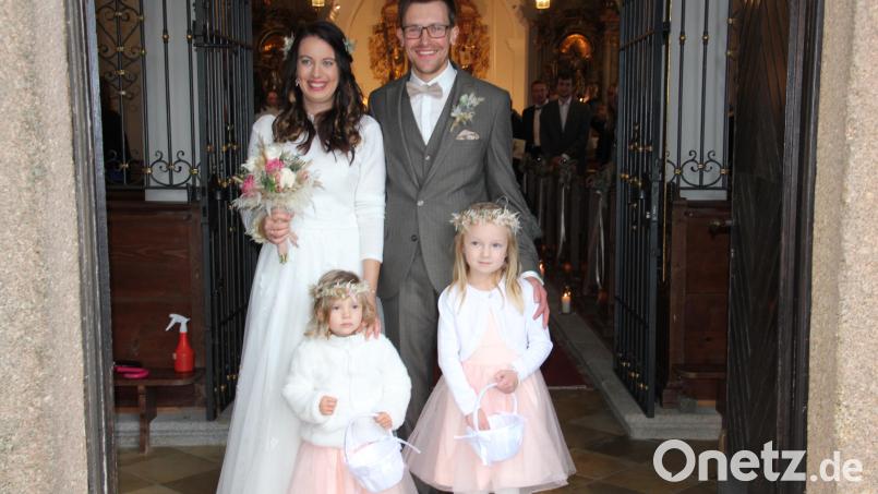 Glückstrahlend verlassen Carina Stock und Tobias Wickl im Beisein der Brautkinder Laura und Tilda die Kreuzbergkirche in Wiesau. Bild: kro