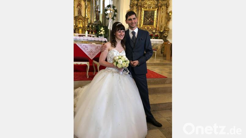 Daniela und Bastian Graf sind heuer das erste Brautpaar, das sich trotz Coronakrise im Kloster St. Felix das Ja-Wort gab. Bild: bgm