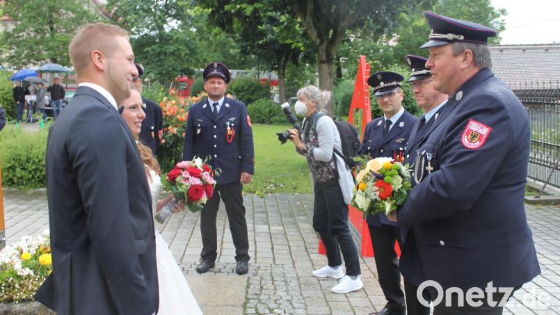 Als erster gratulierte Feuerwehrkommandant Bernhard Schmidt dem Brautpaar Michael und Christine Kastner, zusammen mit seinem Stellvertreter Wolfgang Gruber und zweitem Vorsitzenden Tobias Bollmann (von rechts). Bild: fks