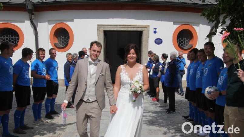 Theresa Brunner und Martin Roßkopf-Brunner mussten nach dem Verlassen der Kappl ein langes Ehrenspalier durchschreiten. Bild: kro