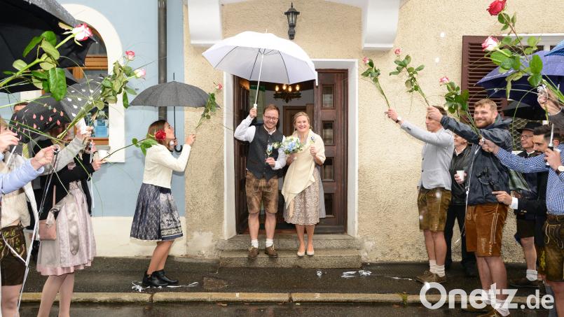 Nach der standesamtlichen Trauung von Christoph Müllhofer und Claudia Herrmann stehen die Gratulanten Spalier. Bild: bey