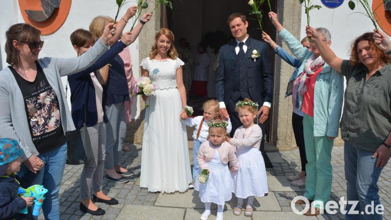 Den dreijährigen gemeinsamen Sohn Leonhard an der Hand, verließen die frisch vermählten Karoline und Benedikt Becker die Dreifaltigkeitskirche. Dort warteten die Kolleginnen der Lebenshilfe bereits mit einem Ehrenspalier auf das Brautpaar. Wohnen wird die junge Familie weiter in Mitterteich. Bild: jr