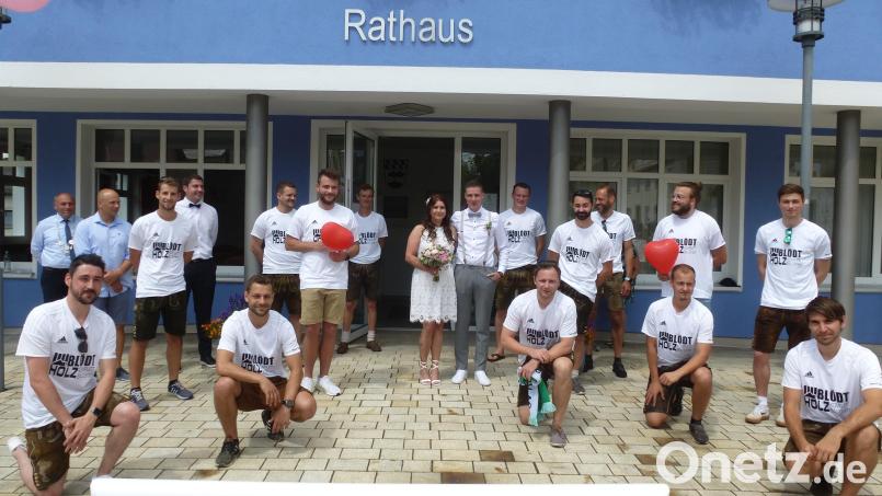Vor dem Rathaus bildeten Fußballer des SV ein Ehrenspalier. Während die Braut den Ball problemlos im Tor versenkte, gelang dies dem Kohlberger Stürmer-As nicht. Bild: bk