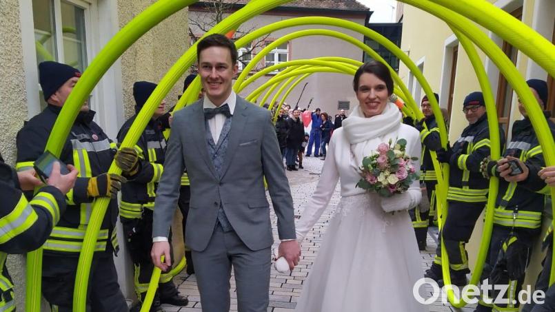 Carina und Christian Blößl schritten durch ein langes Schlauchspalier der Feuerwehr Neunburg Bild: Monika Steffens/exb
