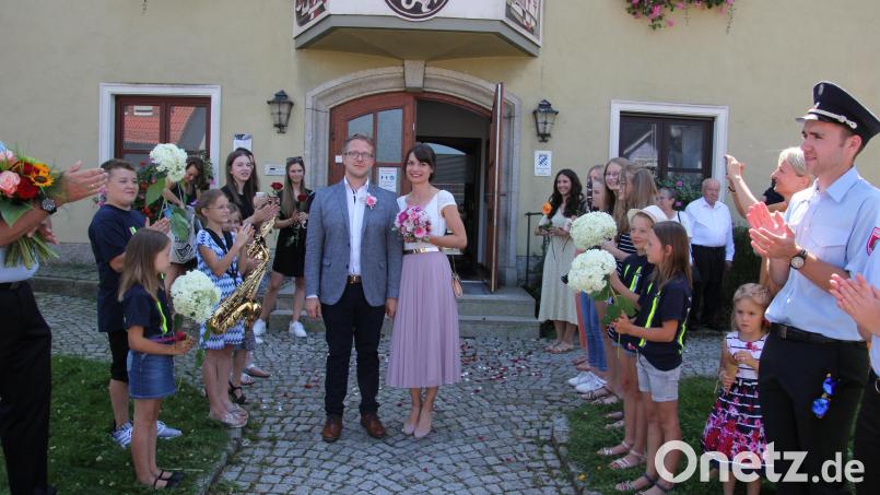 Die Griesbacher Kinderfeuerwehr und die Feuerwehr hießen das Brautpaar Sabine Gmeiner und Thomas Pompl mit Applaus willkommen. Bild: kro