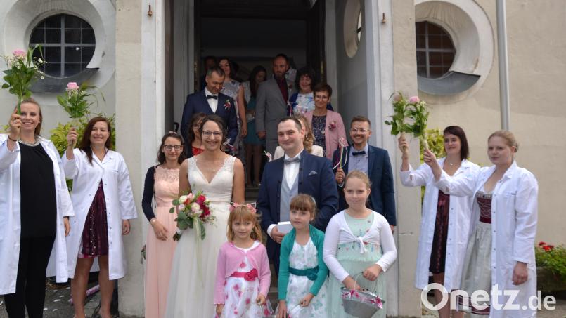 Katharina Weiß und Martin Peter gaben sich ihr Ja-Wort in der Expositurkirche in Etzgersrieth. Die Arbeitskolleginnen von der Molkerei Bechtel standen Spalier. Bild: exb
