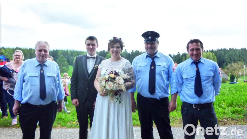 Das Brautpaar Matthias Dostler und Sandra Kellermann mit (von links) Feuerwehrvorsitzendem Willi Kraus, stellvertretendem Vorsitzenden Franz Wenning und Kommandant Rudi Schinner. Bild: njn
