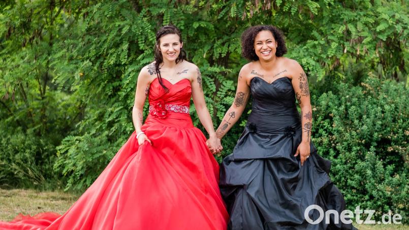 Alena König (links) und Krystal Marie Terrazas geben sich im Sportpark das Ja-Wort. Die Hochzeitsreise führte sie nach Santorini. Bild: Melanie Atencio