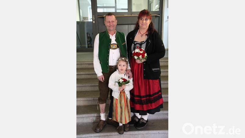 Das frisch vermählte Brautpaar Rainer und Pamela Seeharsch mit Tochter Pauline vor dem Standesamt in Kemnath. Bild: soj