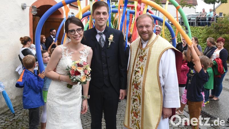 Beim Verlassen der Kirche durchschreitet das Brautpaar ein farbenprächtiges Spalier der Erstklässler der Grundschule Illschwang. Bild: Hans Stepper