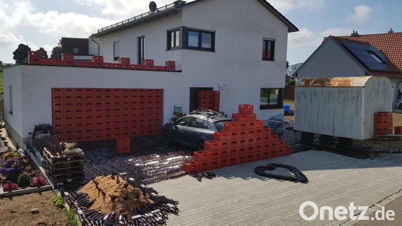 Mit Bierflaschen und Bierkästen verbarrikadiert wurde das Haus des Brautpaares Seidl durch ihre guten Freunde. Bild: gi