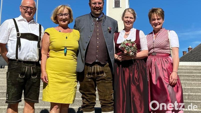 Bürgermeisterin Sonja Meier gratulierte ihrer Amtskollegen Sabine Dorner-Leyerer und Ehemann Josef Leyerer (von rechts) zur standesamtlichen Trauung. Mit auf dem Bild (von links) Altbürgermeister Gernot Lechner und Maria Kogler, Bürgermeisterin von Ybbs. Bild: amö