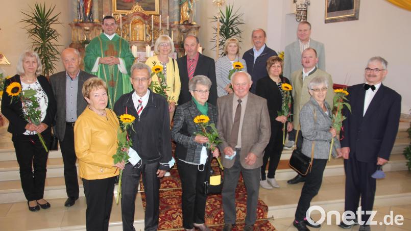 Sieben Ehepaare aus Bärnau feierten in der Hohenthaner Pfarrkirche ihr Ehejubiläum. Mit auf dem Bild Stadtpfarrer Konrad Amschl. Hinten rechts Pfarrgemeinderatssprecher Markus Fichtner. Bild: kro