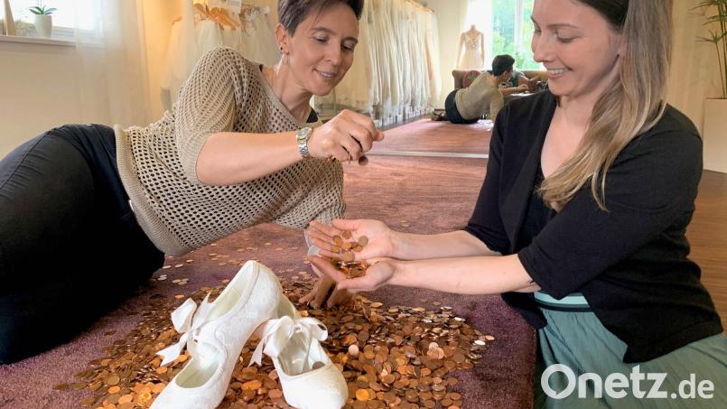 Susanne Reber-Schmidt (links) bezahlt ihre Brautschuhe mit Glückscents im Laden von Stefanie Kreis (rechts) in Weiden. Bild: Gabi Schönberger