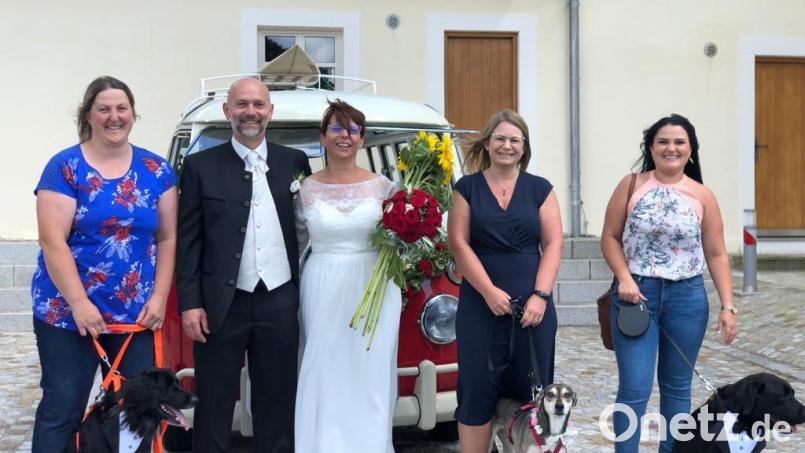 Zu den Gratulanten des Brautpaars Jutta und Tom Lindner gehörten auch Vertreterinnen der „Gassigemeinschaft Kulmain/Bayreuth“. Bild: jsa