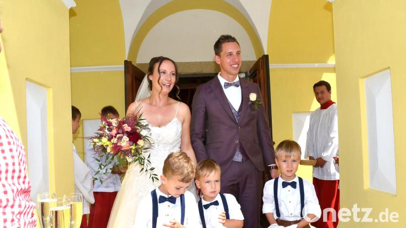 Stefanie Namberger aus Böhmischbruck und Benedikt Namberger aus Pleystein freuen sich über die Menschenmengen anlässlich ihrer kirchlichen Trauung. Bild: fjo
