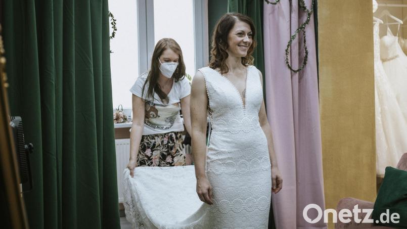 Cindy Kleidl bei der Anprobe ihres Brautkleides. Bild: Celina Rieß