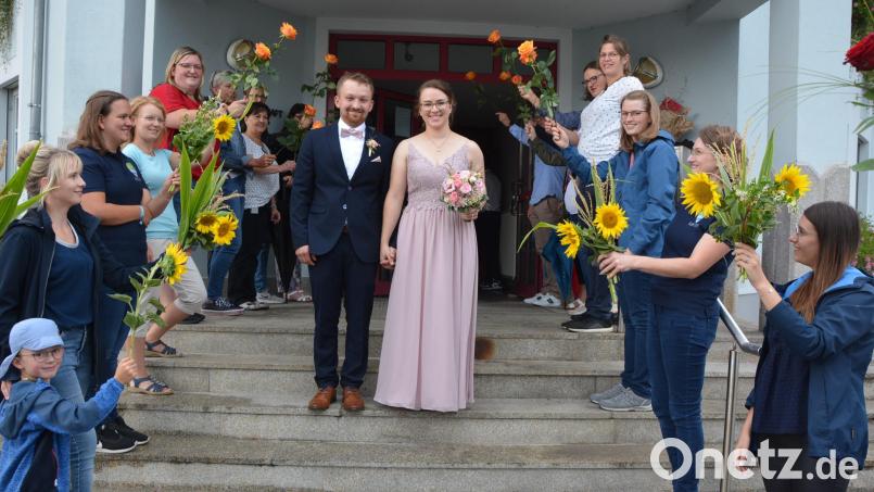 Im Mitterteicher Rathaus haben Annalena Brunner und Johannes Laugwitz standesamtlich geheiratet. Danach wartete ein großes Spalier auf die frisch Vermählten. Mit dabei waren unter anderem Vorstandsmitglieder des Rings junger Landfrauen, die frisch gezupfte Sonnenblumen in die Höhe hielten. Bild: jr
