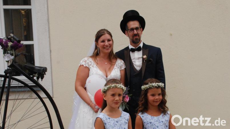 Dominik und Veronika Bürger gaben sich in Waldeck das Jawort. Dominik und Veronika Bürger gaben sich in Waldeck das Jawort. Neben den Brautmädchen musste auch ein Hochrad mit aufs Foto. Bild: cvl