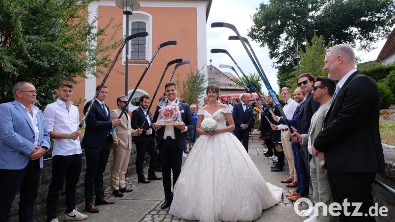 Neben vielen Vereinen standen auch die Spieler des EHC Regensburg dem Brautpaar Sophia Scherm und Maximilian Rusch Spalier. Bild: le