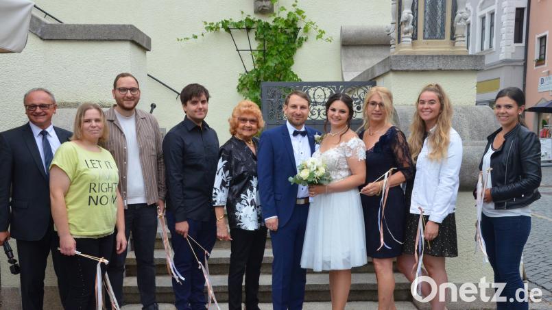 Das Brautpaar Lisa und Dominic Lahm im Kreise der "Neue Welt Kino"-Familie. Bild: Kunz