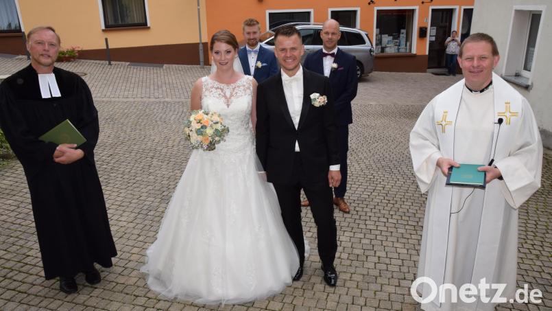 Das Brautpaar mit den beiden Pfarrern Horst Kurz (links) und Alexander Prosche (rechts), sowie den Trauzeugen Tobias Neuberger und Daniel Becker. Bild: wku