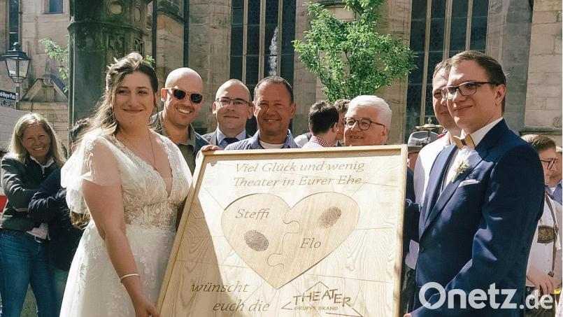 Im Kunstmuseum in Bayreuth traten Florian Schreyer und Steffi Wiedersatz vor den Standesbeamten. Die Theatergruppe Brand und die Feuerwehr Fuhrmannsreuth gratulierten. Hinter dem Bild mit Brille der Vorsitzende der Theatergruppe, Jochen Erhardt. Bild: ld