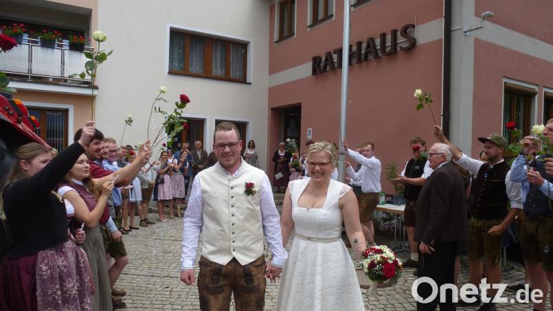 Strahlend schritten Valentin und Marie-Sophie Wisgickl durch das Ehrenspalier ins Eheglück. Bild: bk
